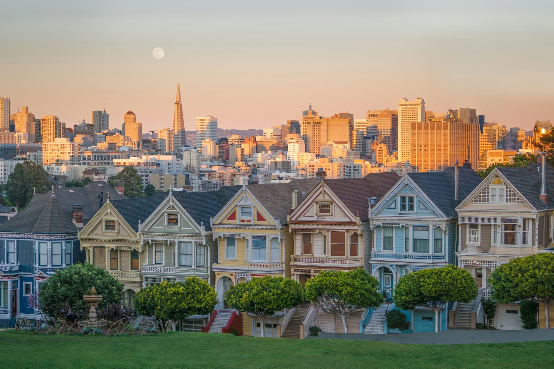 San Francisco colorful houses with city skyline