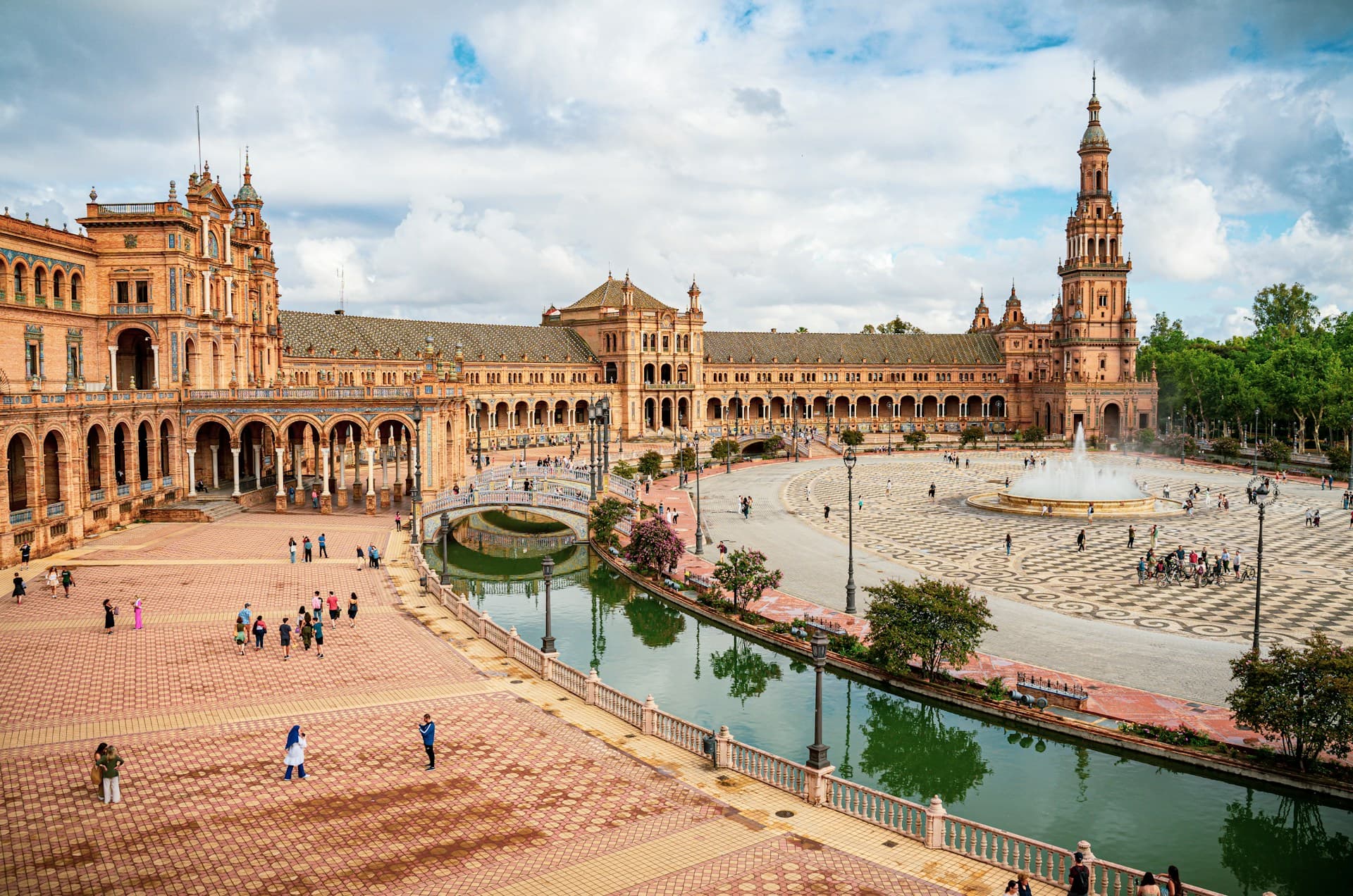 Seville Plaza de España fountain